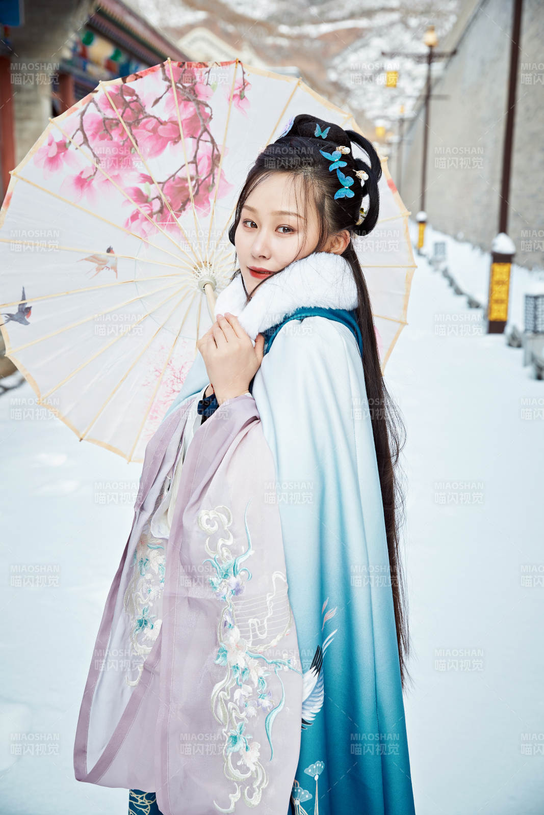 身穿古装汉服的东方女子