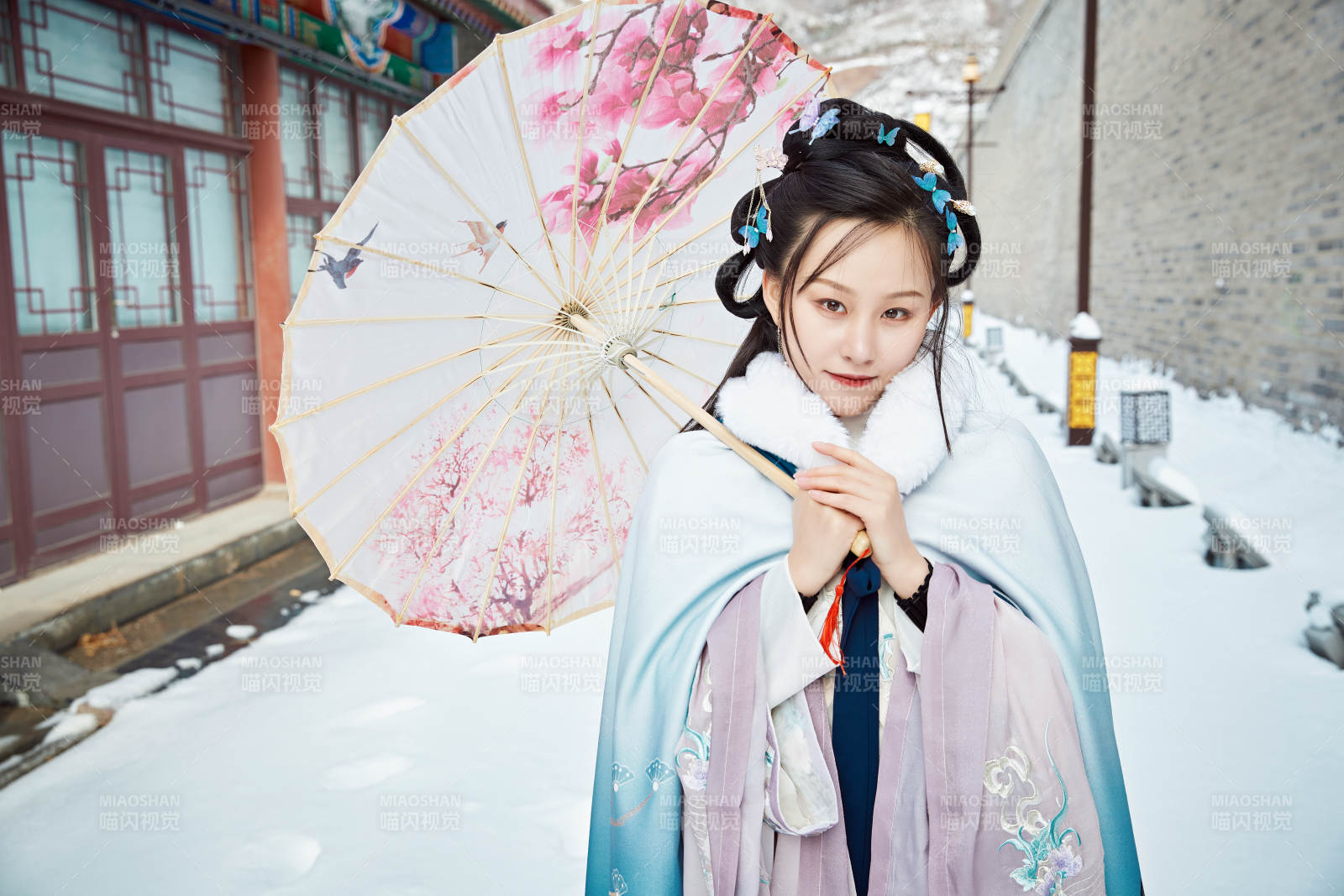 身穿古裝漢服的東方女子