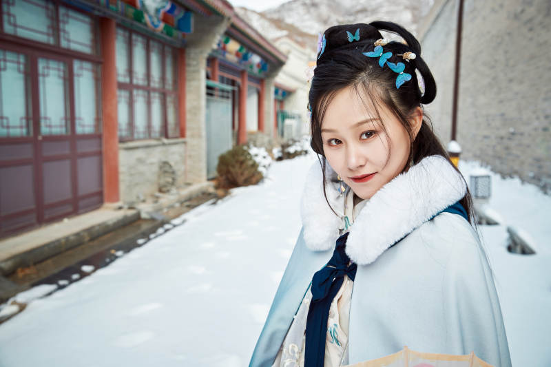 身穿古装汉服的东方女子