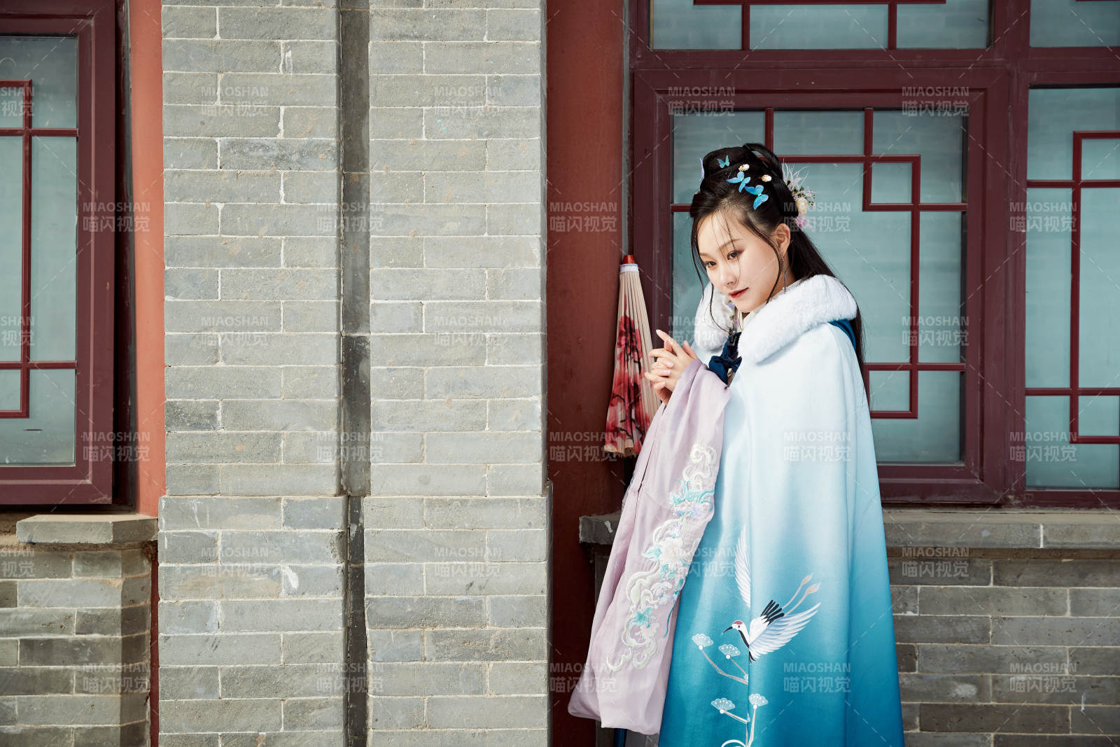 身穿古裝漢服的東方女子