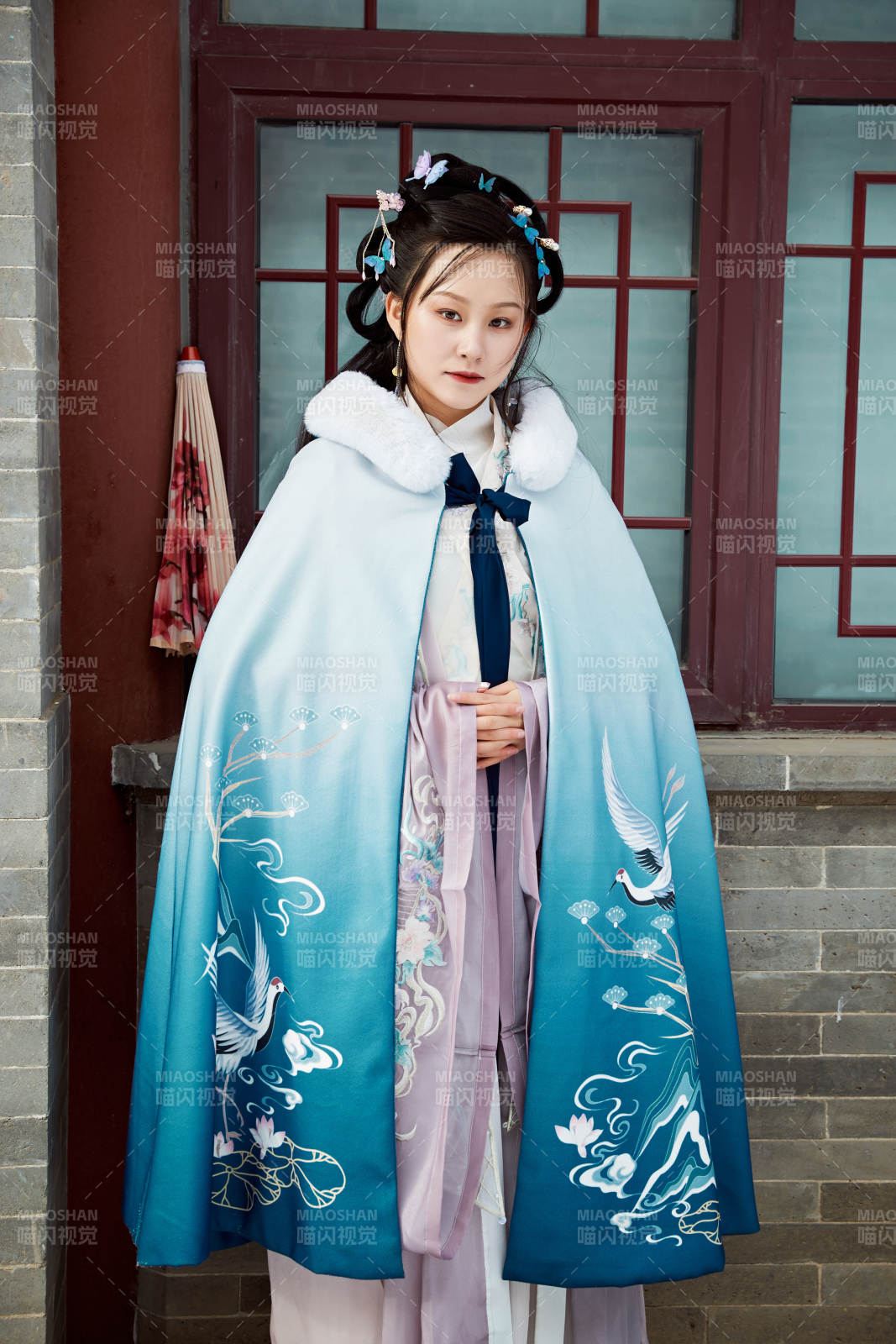 身穿古裝漢服的東方女子