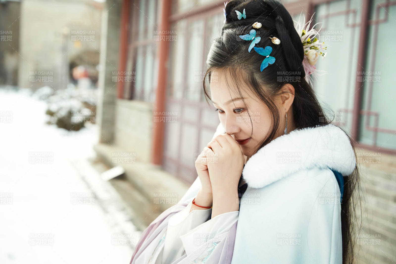 身穿古裝漢服的東方女子