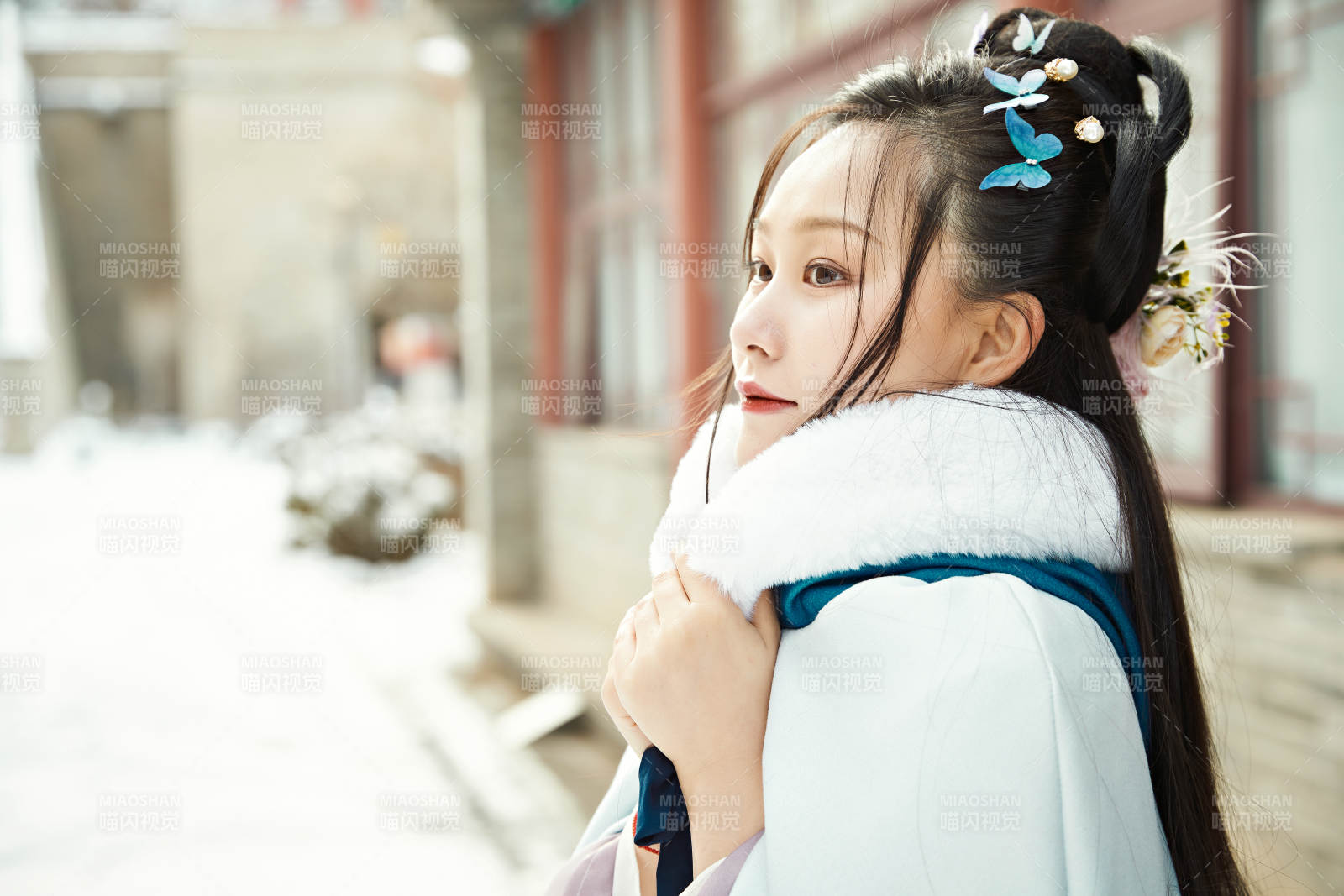 身穿古裝漢服的東方女子