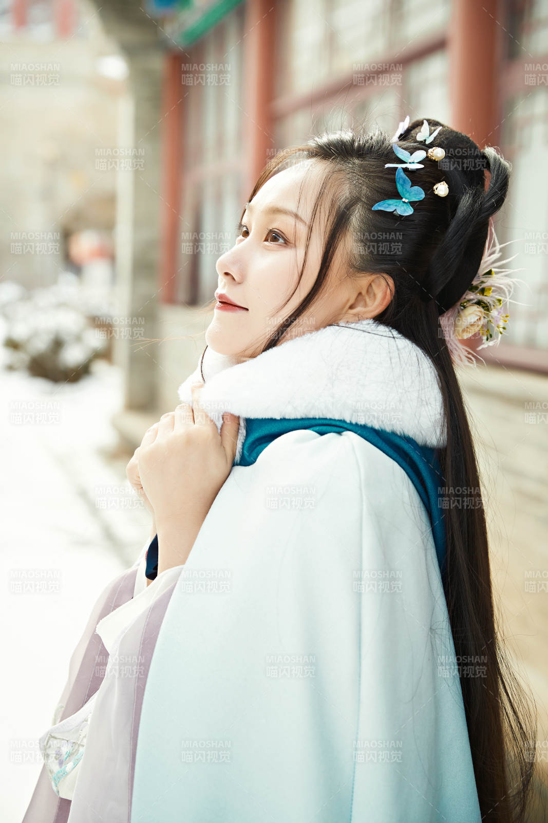 身穿古装汉服的东方女子