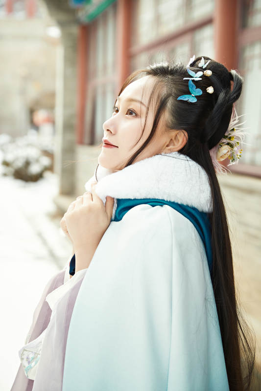 身穿古装汉服的东方女子