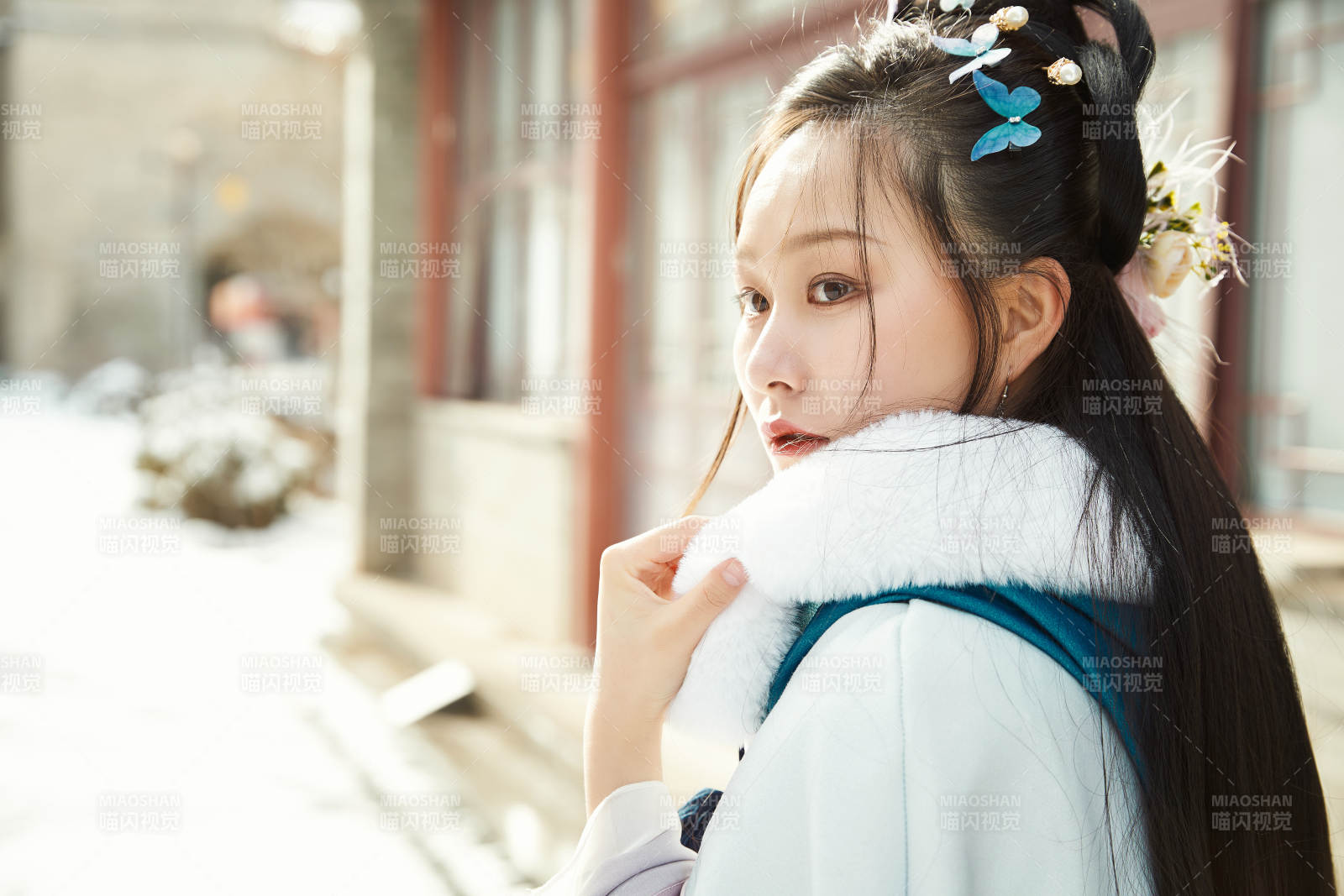 身穿古裝漢服的東方女子