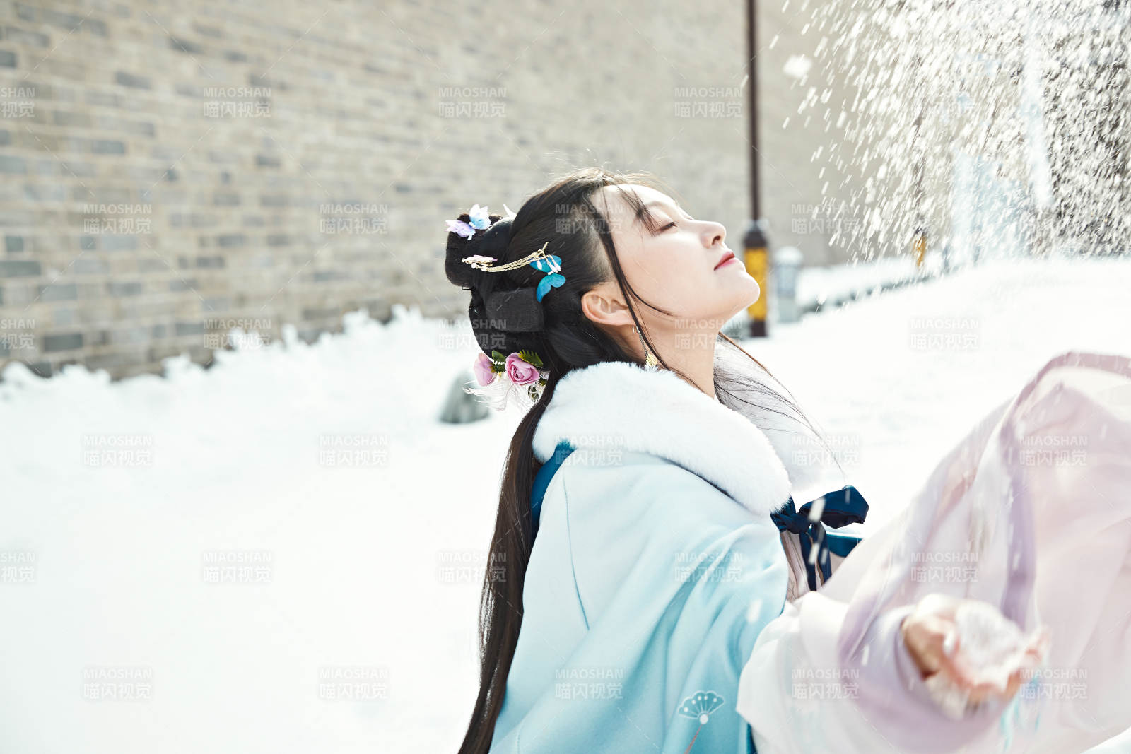 身穿古裝漢服的東方女子