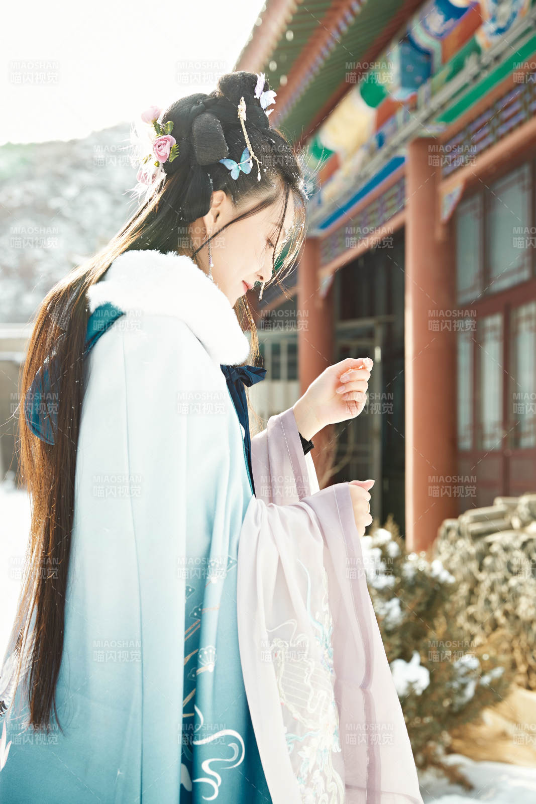 身穿古裝漢服的東方女子