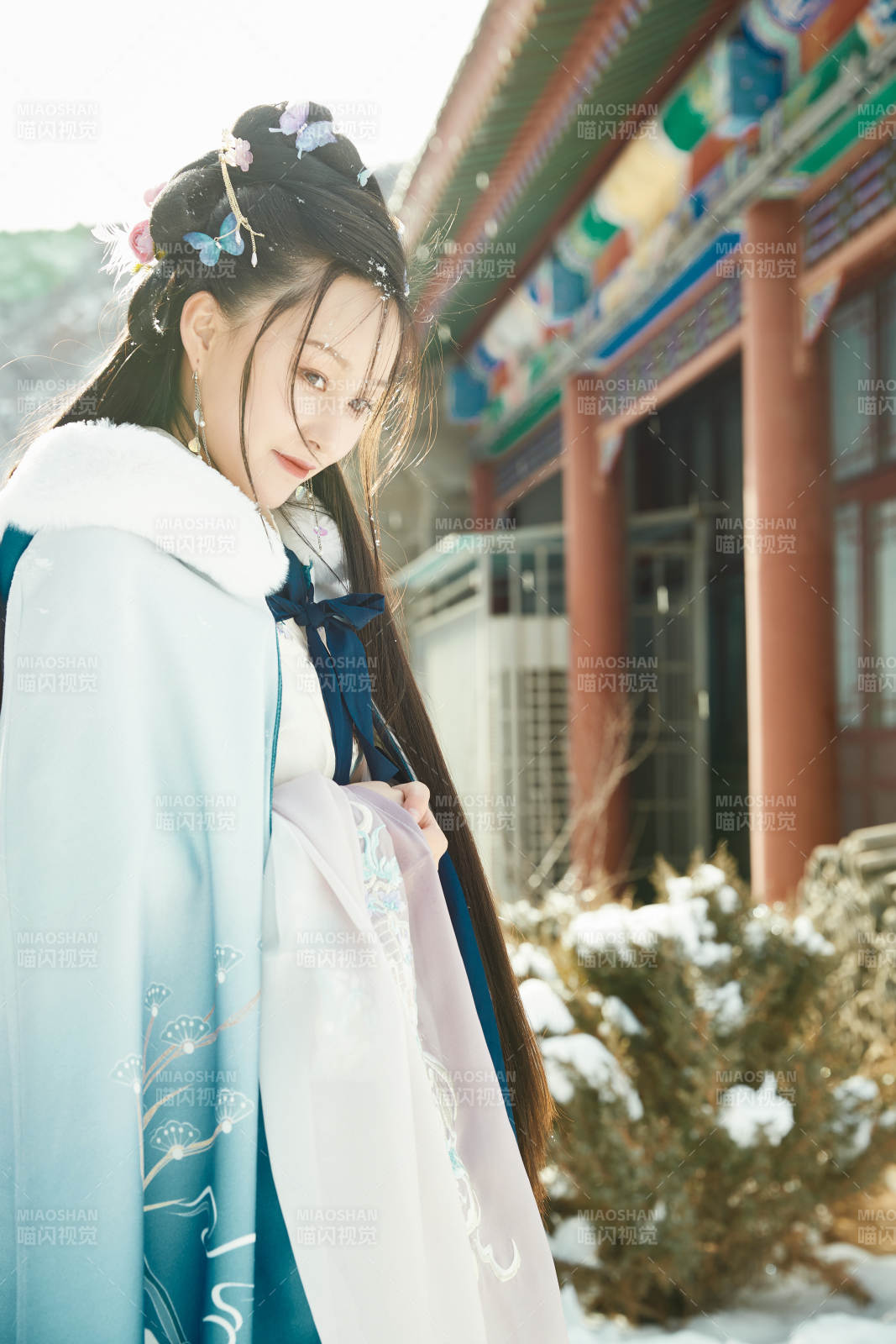 身穿古装汉服的东方女子