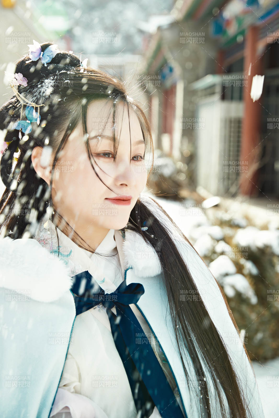 身穿古裝漢服的東方女子