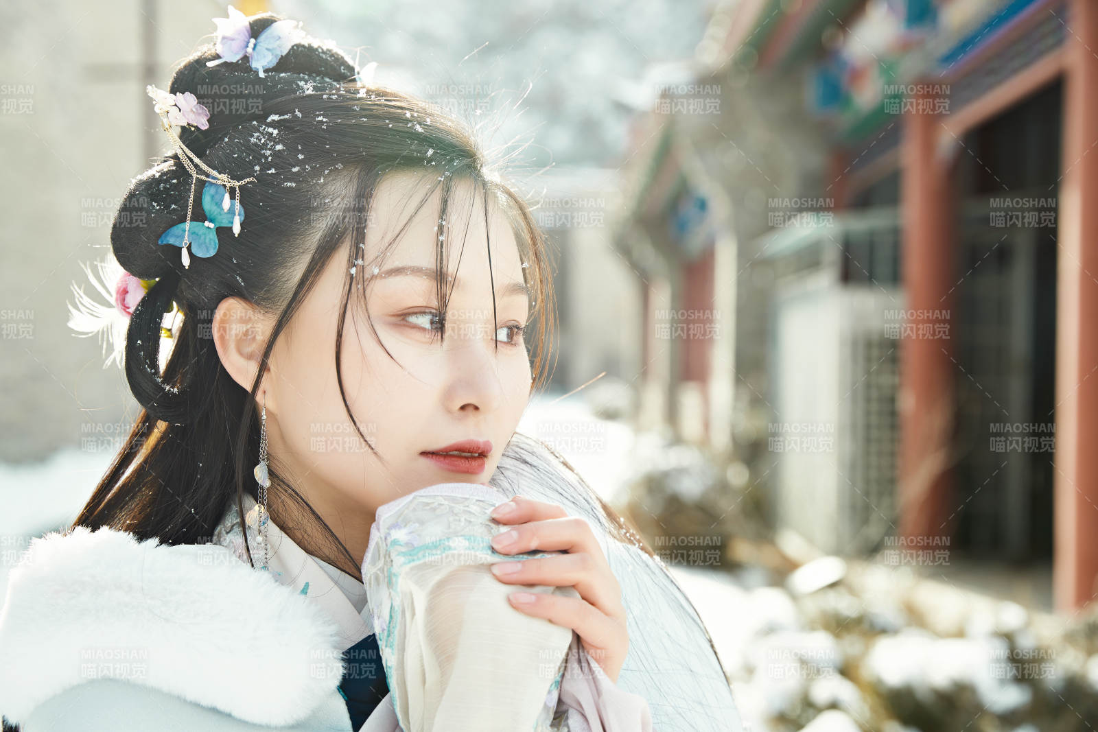 身穿古裝漢服的東方女子