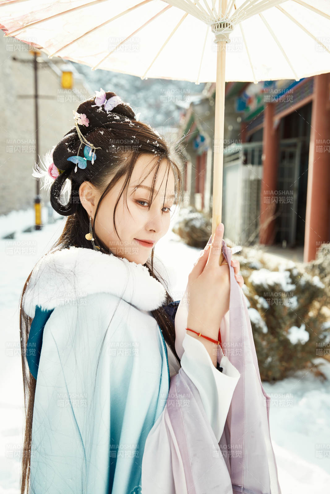 身穿古裝漢服的東方女子