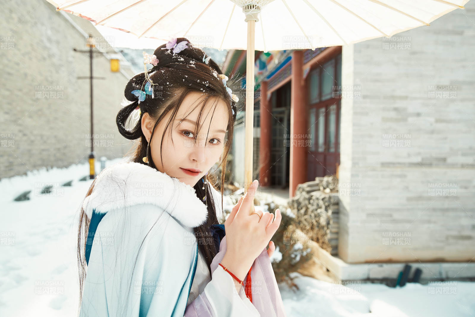 身穿古裝漢服的東方女子