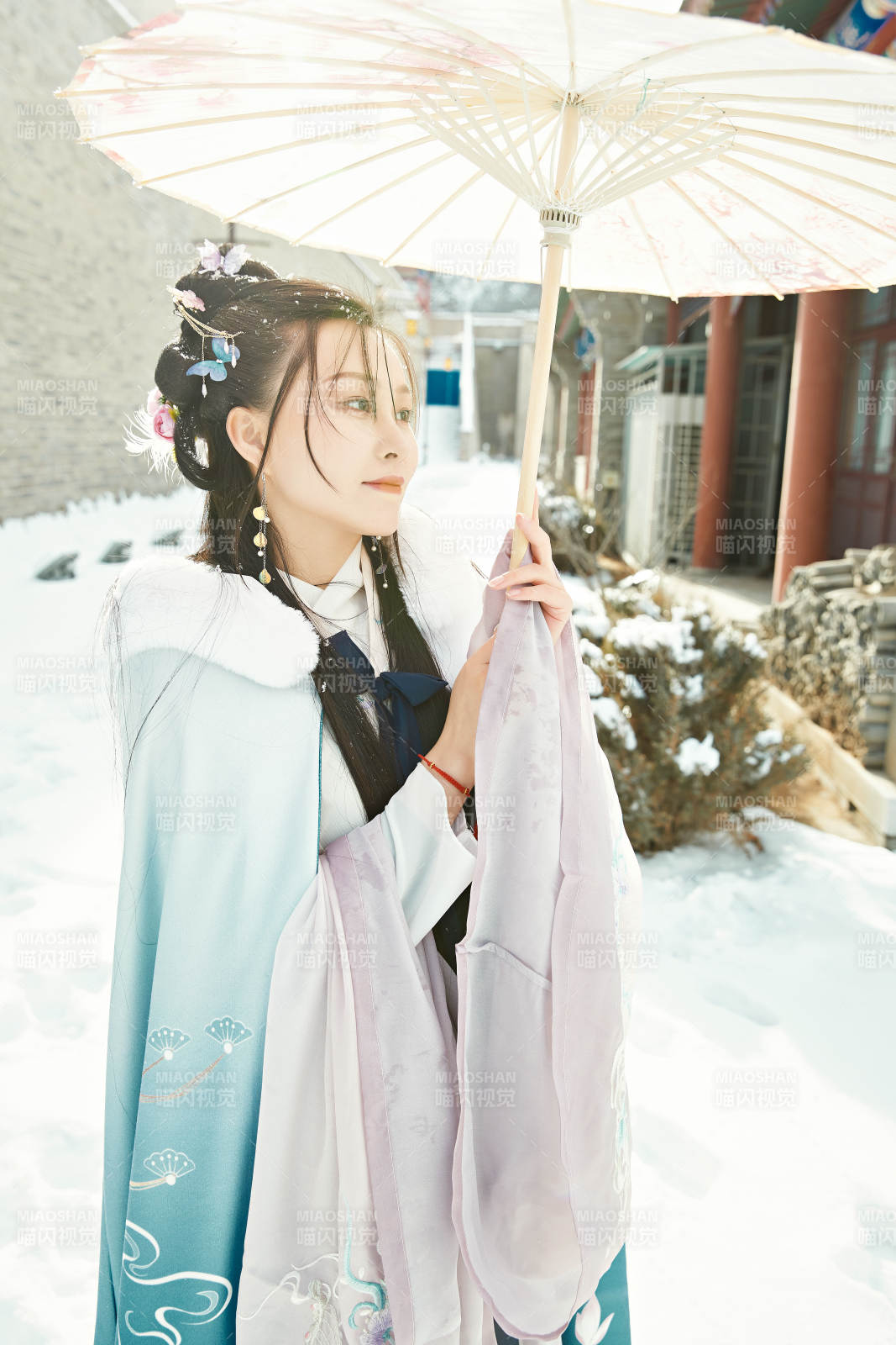 身穿古裝漢服的東方女子