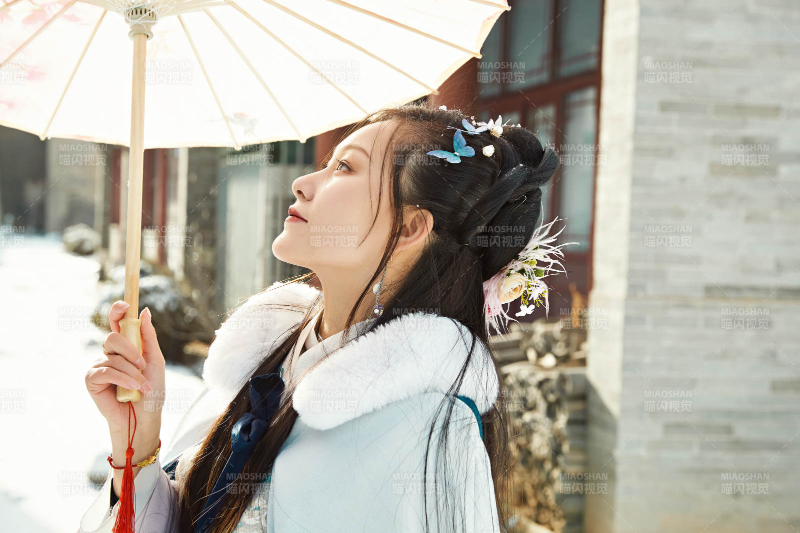 身穿古裝漢服的東方女子