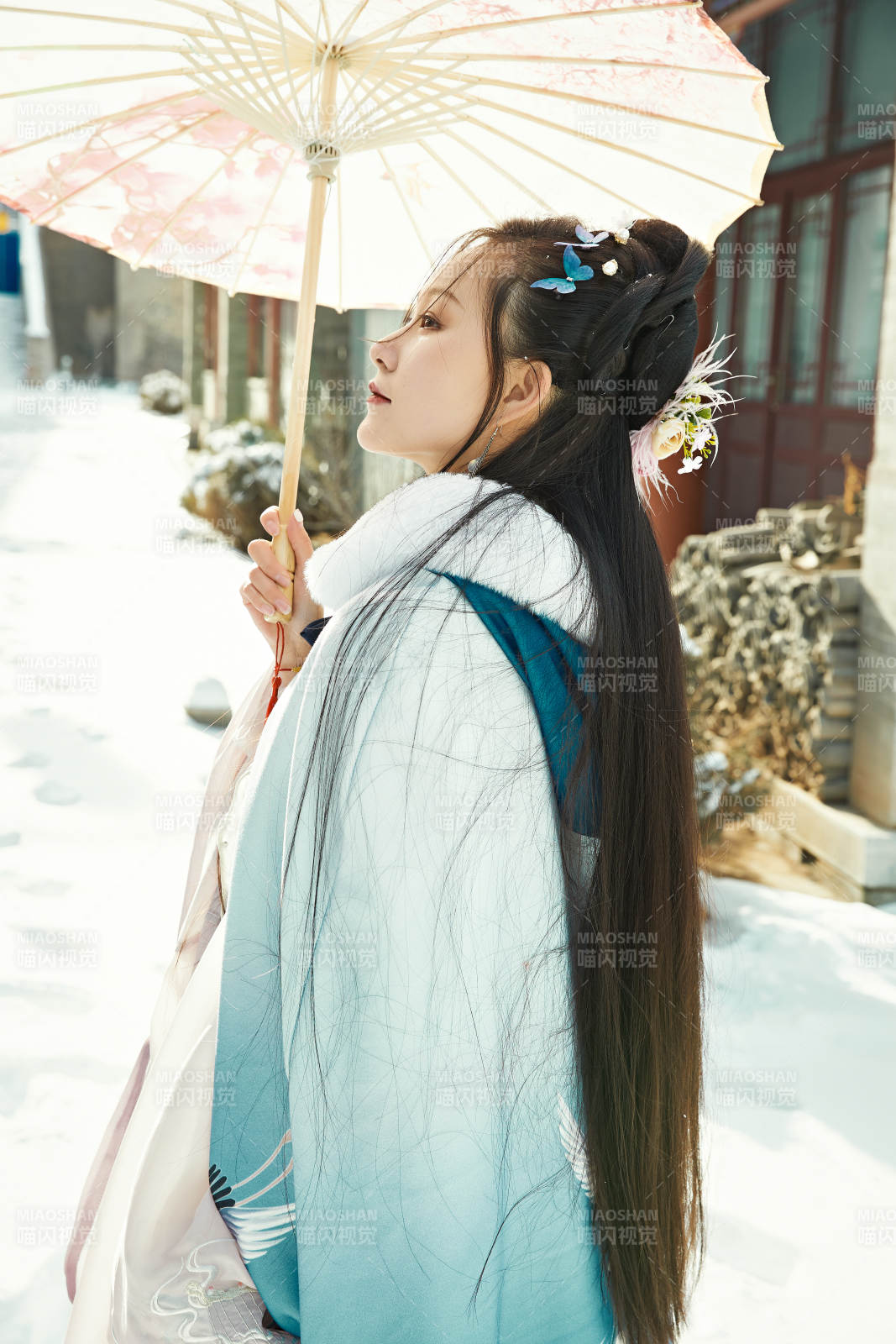 身穿古装汉服的东方女子