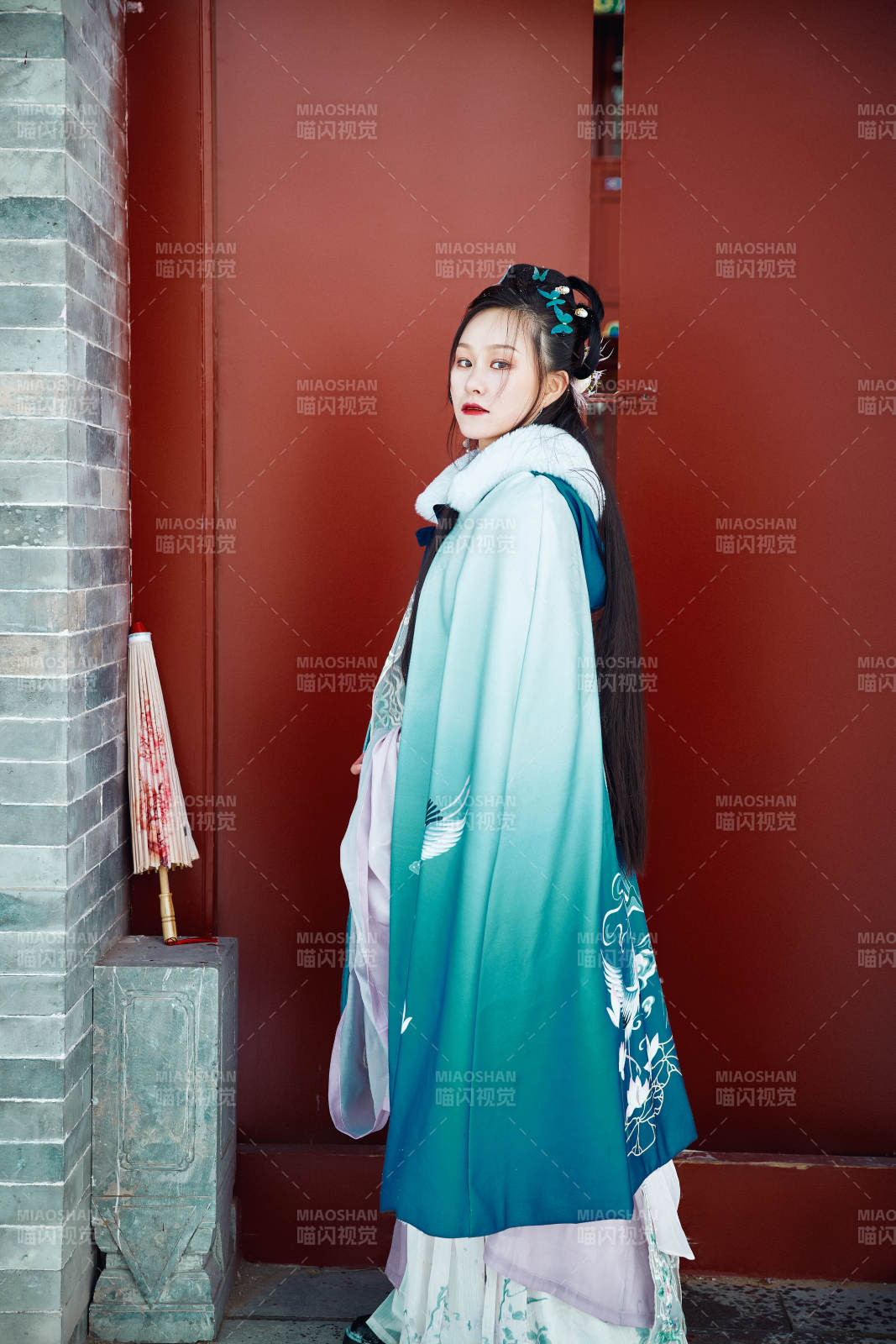 身穿古裝漢服的東方女子