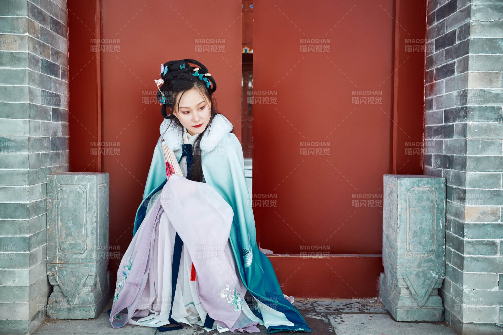 身穿古装汉服的东方女子