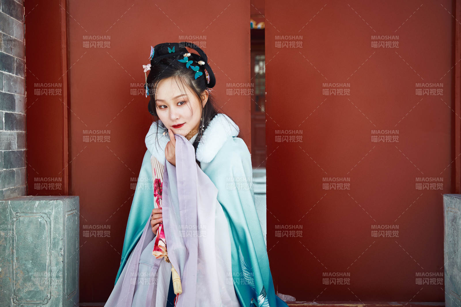 身穿古裝漢服的東方女子