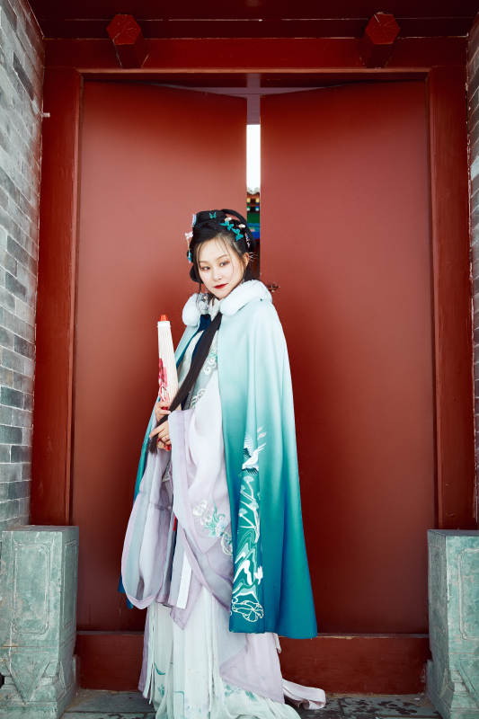 身穿古装汉服的东方女子