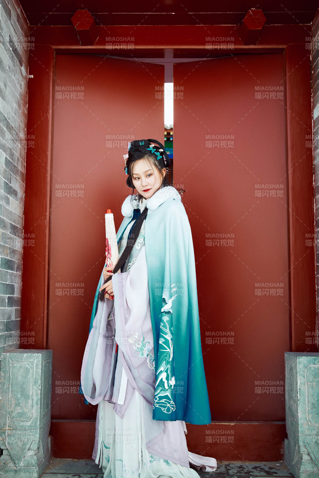 身穿古装汉服的东方女子