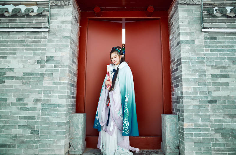 身穿古装汉服的东方女子