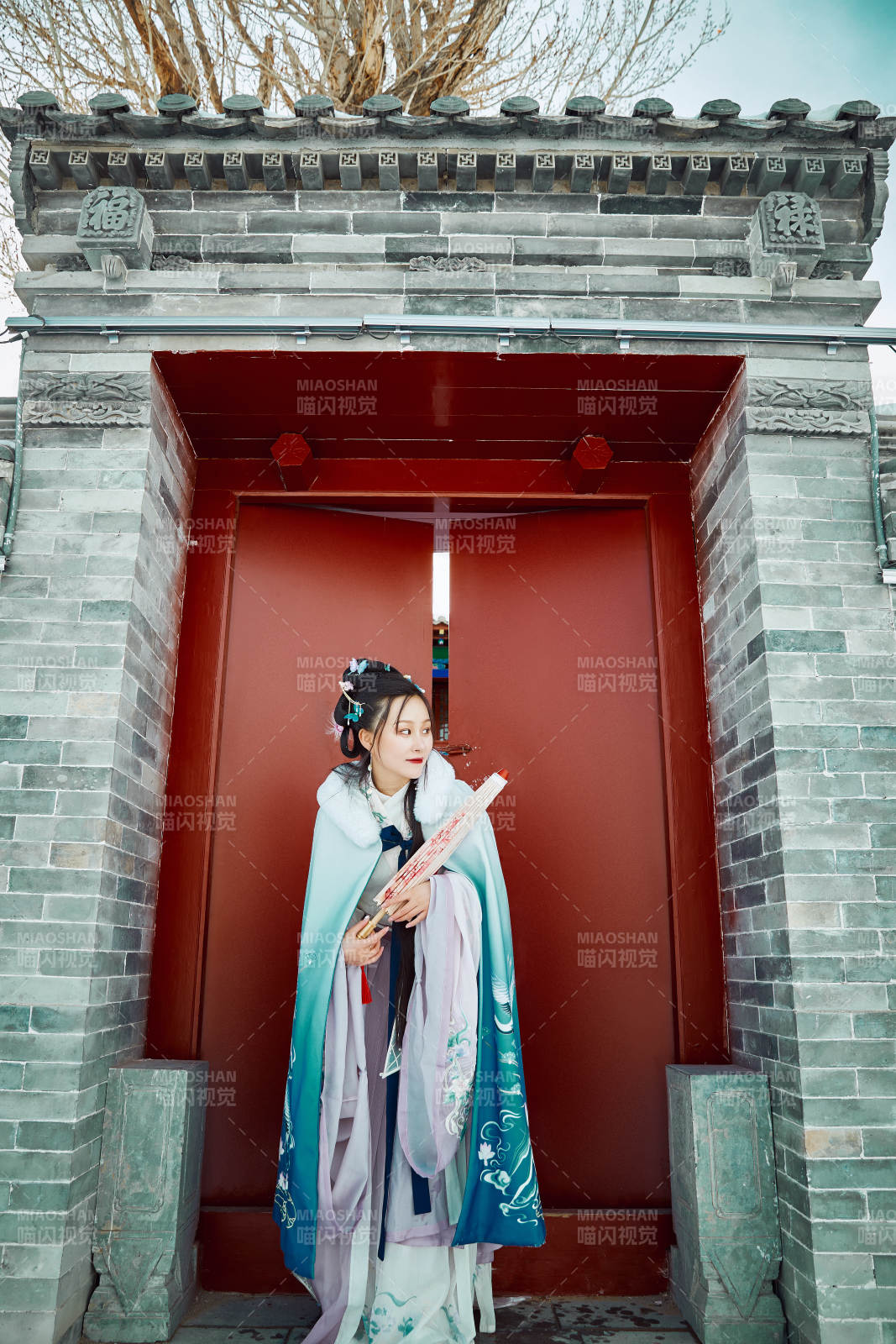 身穿古裝漢服的東方女子