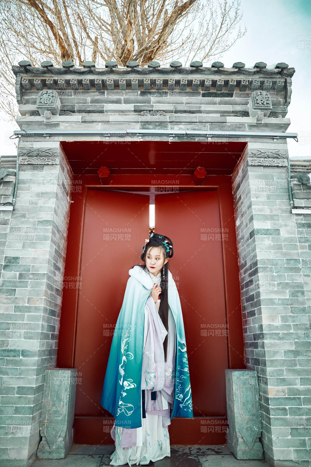 身穿古裝漢服的東方女子