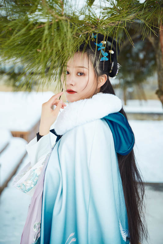 身穿古装汉服的东方女子