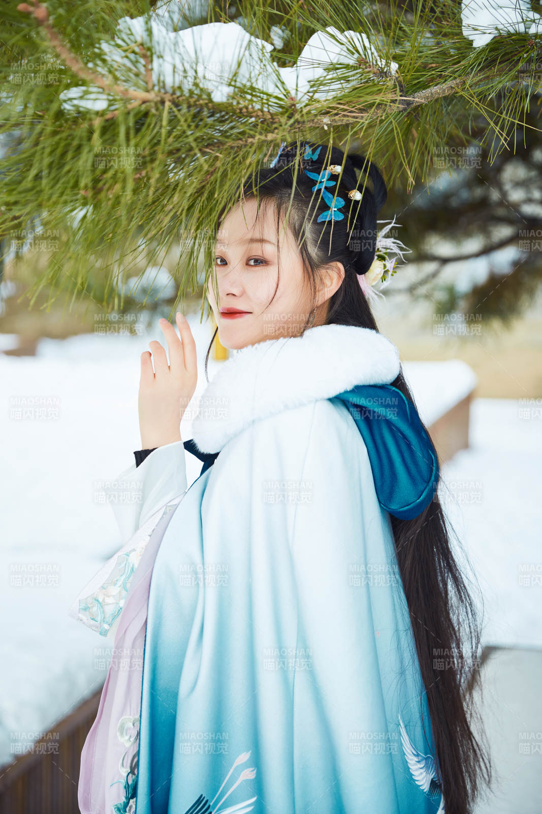 身穿古裝漢服的東方女子