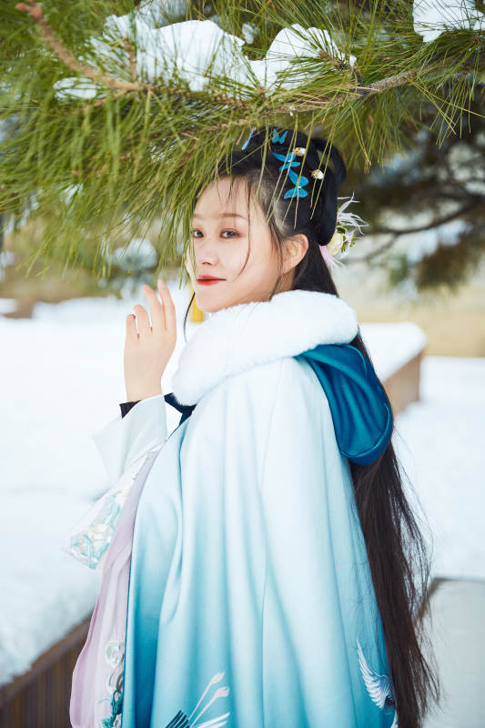 身穿古装汉服的东方女子