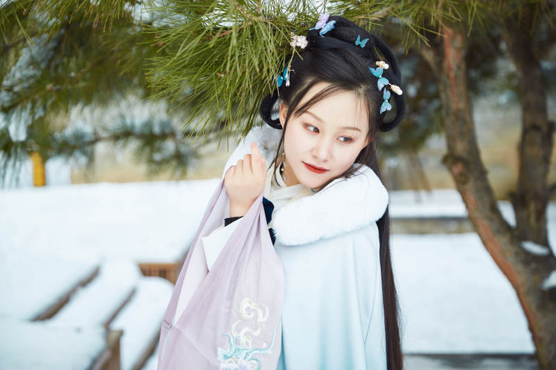 身穿古装汉服的东方女子