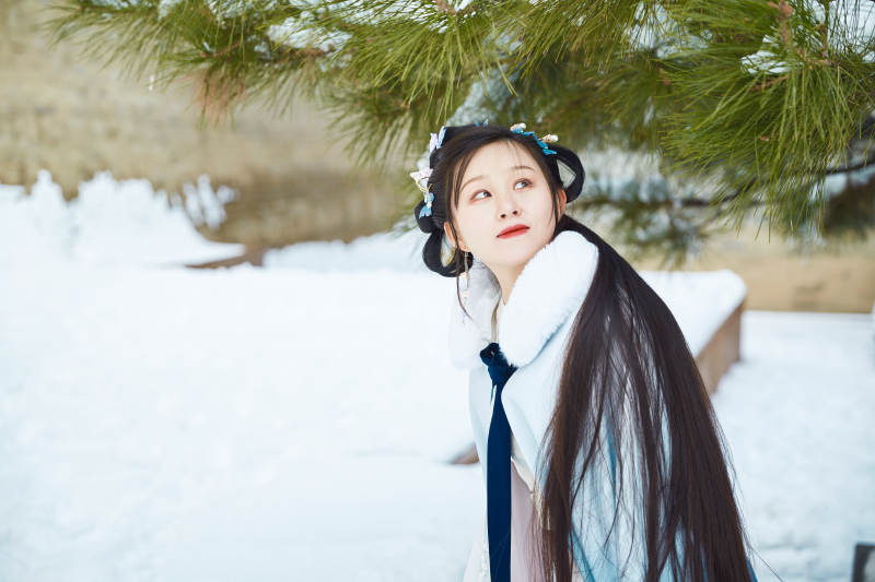 身穿古装汉服的东方女子