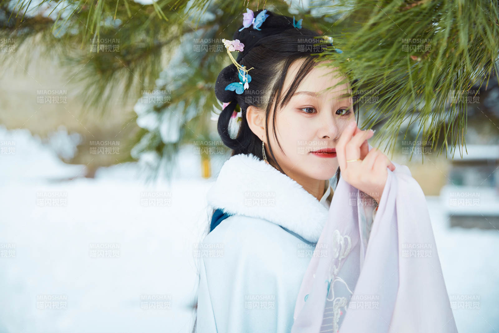 身穿古裝漢服的東方女子