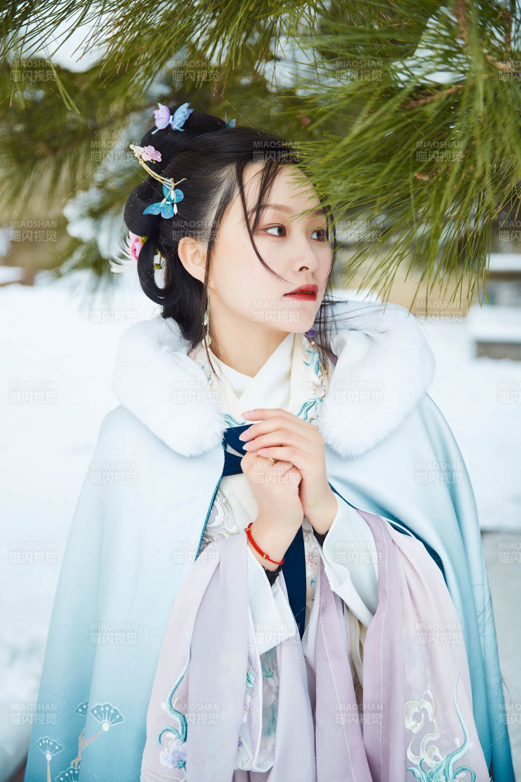 身穿古裝漢服的東方女子