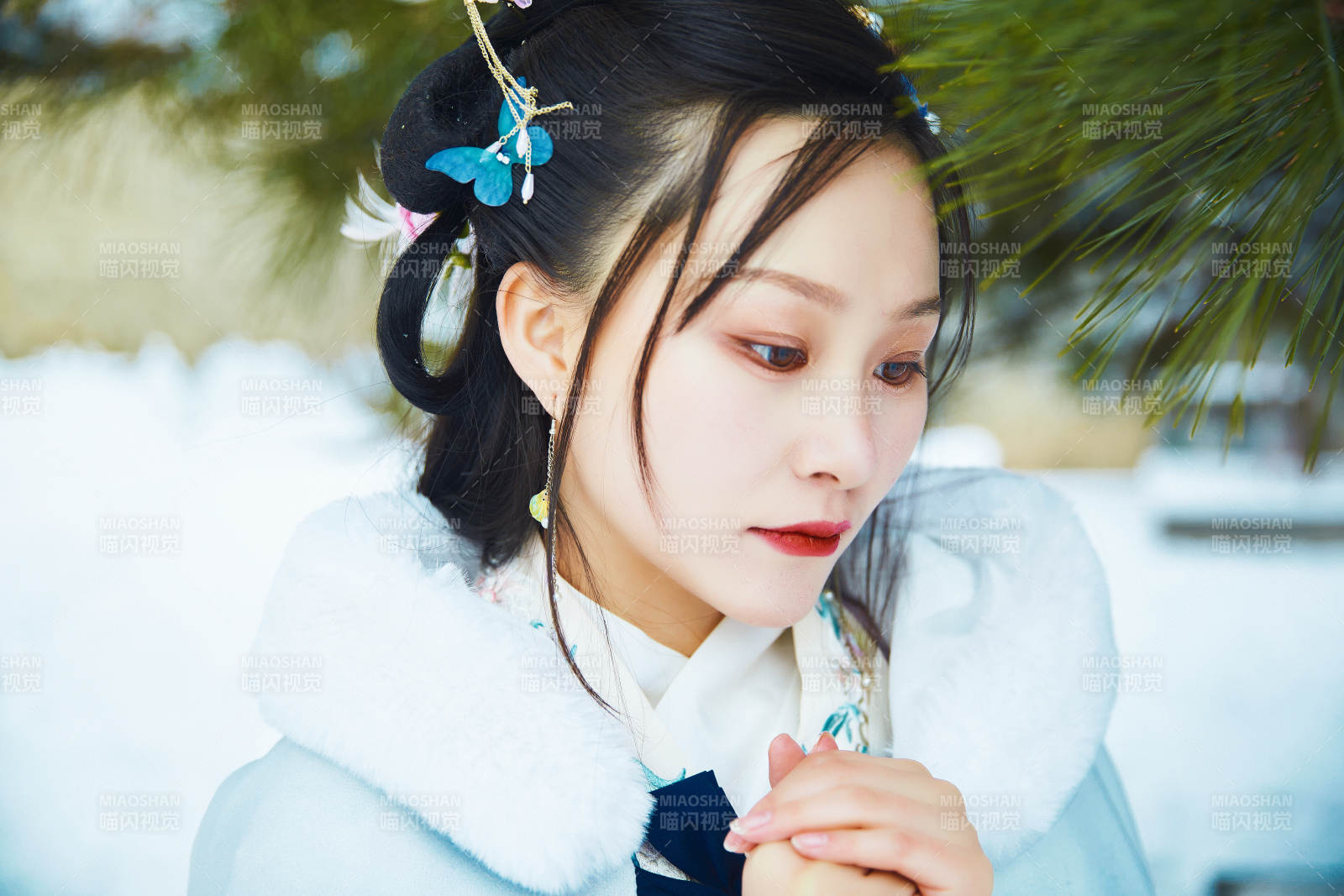 身穿古裝漢服的東方女子