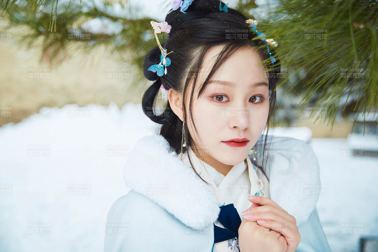 身穿古裝漢服的東方女子