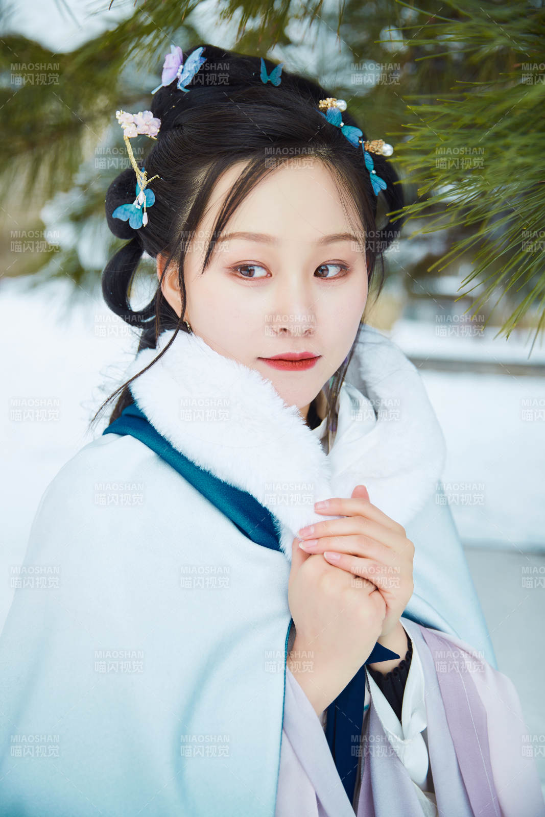 身穿古装汉服的东方女子