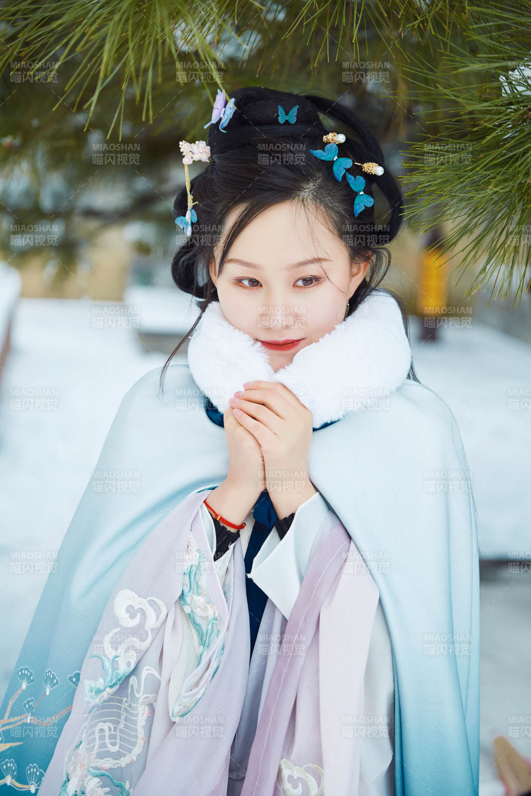 身穿古装汉服的东方女子