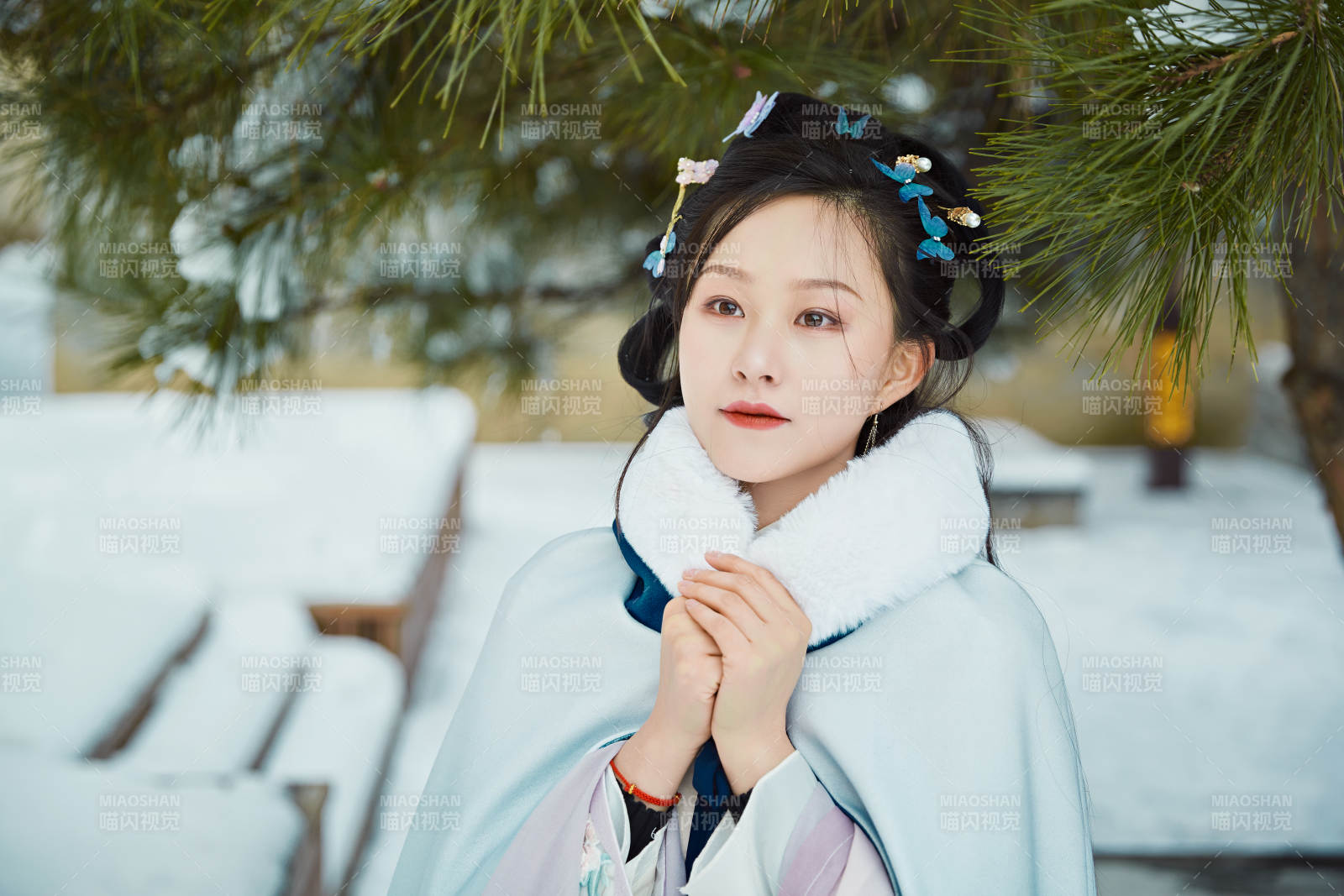 身穿古裝漢服的東方女子