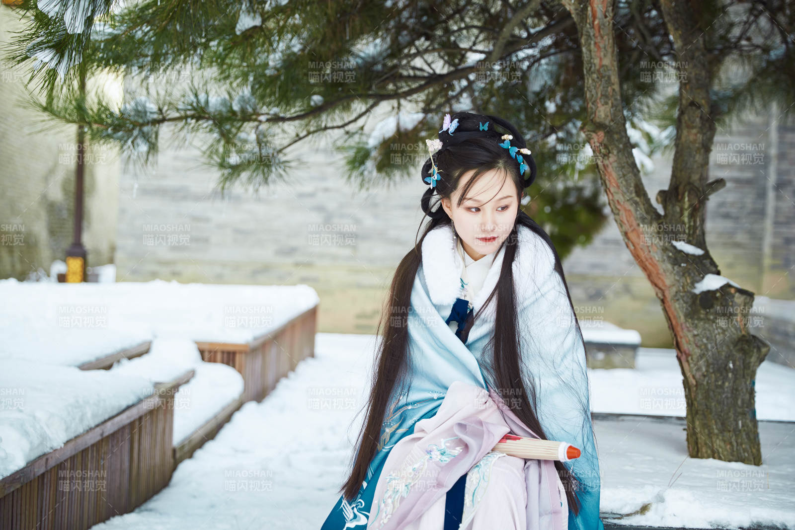 身穿古裝漢服的東方女子