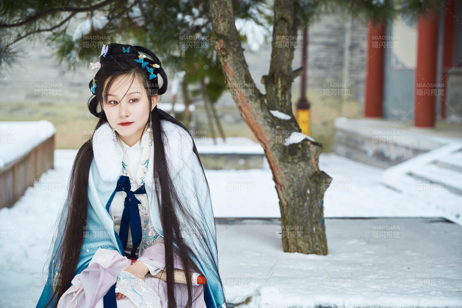 身穿古裝漢服的東方女子