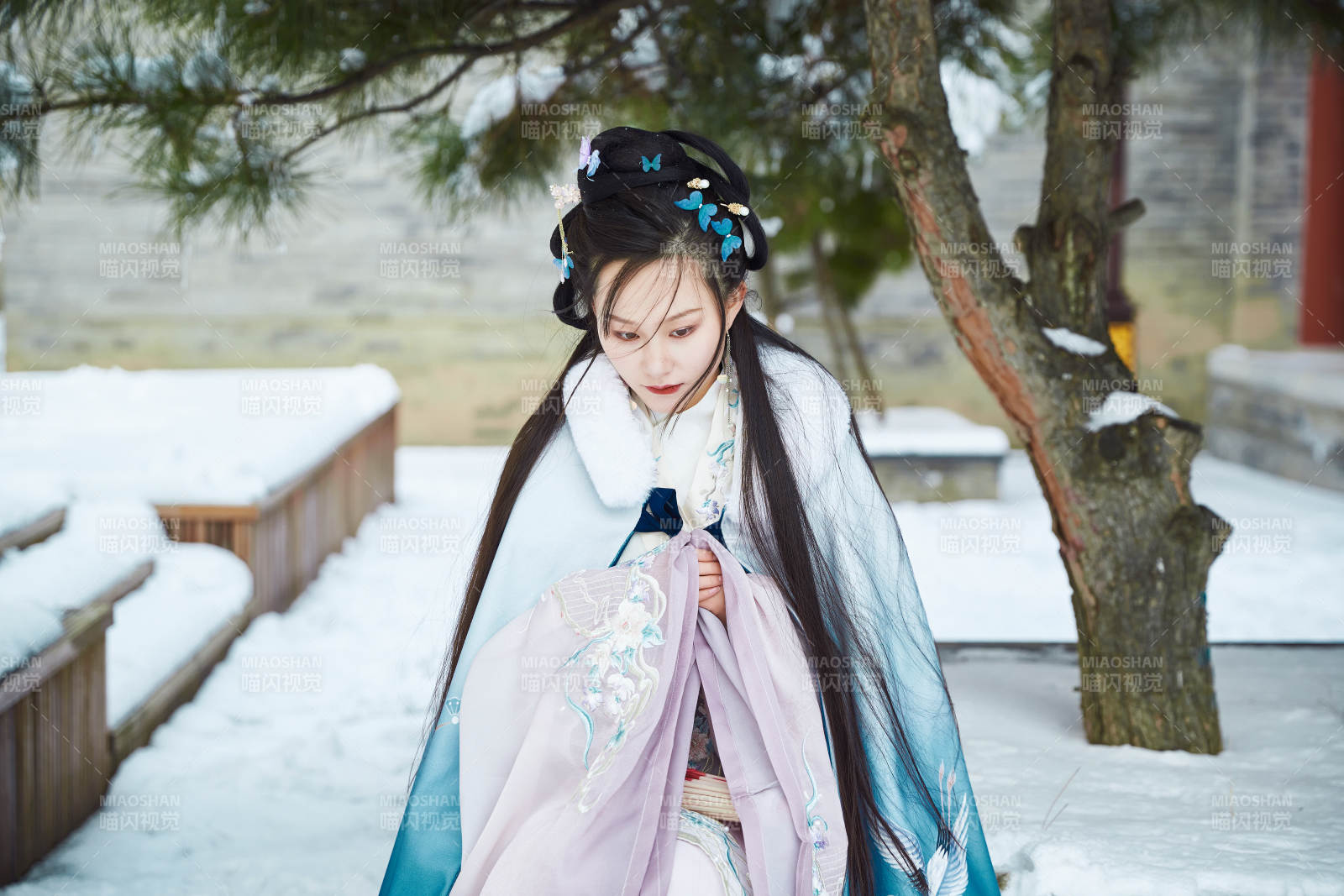 身穿古裝漢服的東方女子