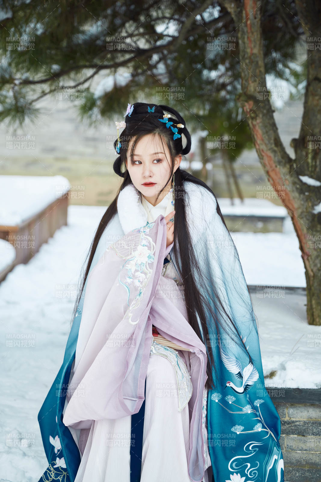 身穿古裝漢服的東方女子