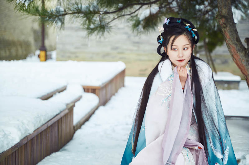 身穿古装汉服的东方女子