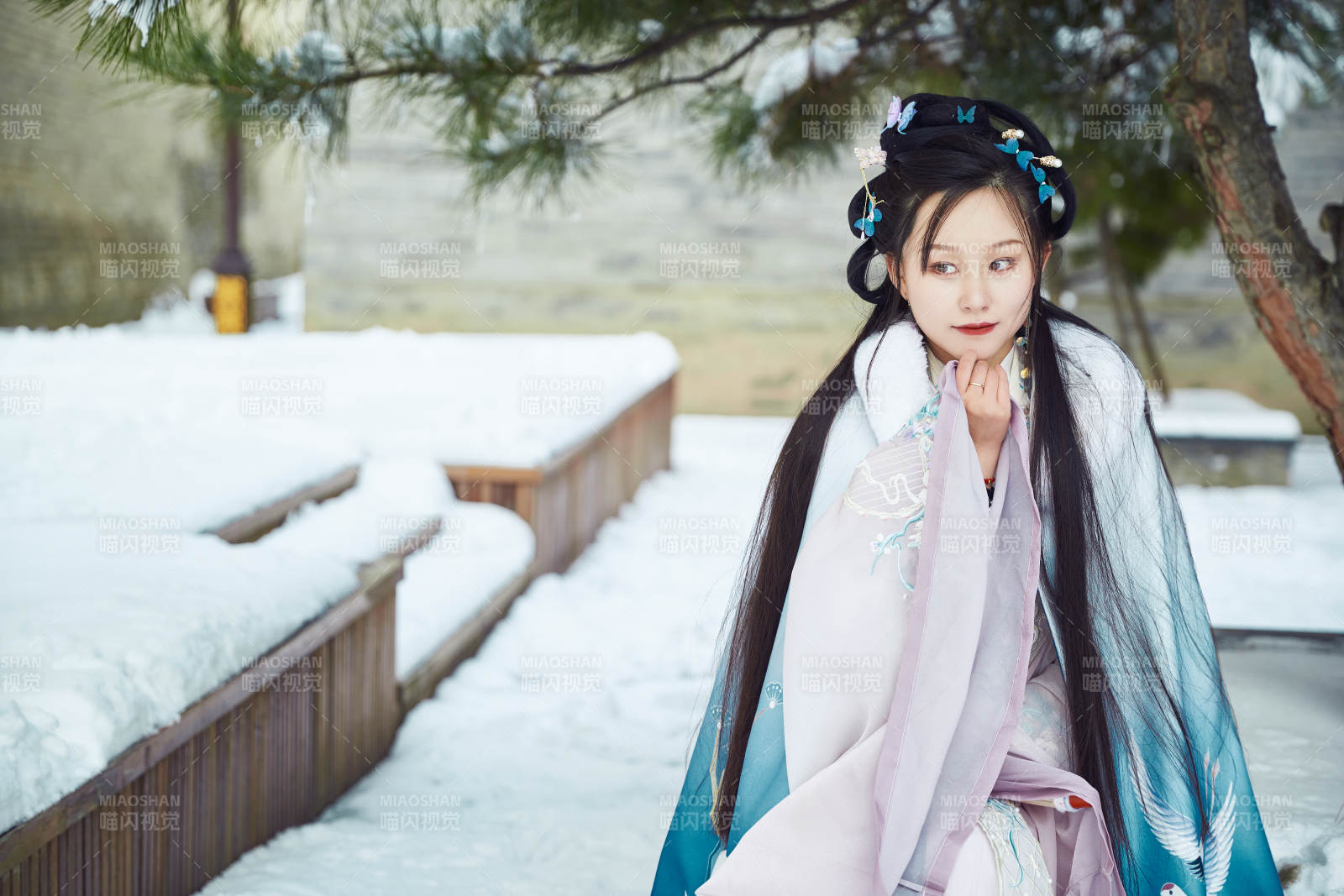 身穿古装汉服的东方女子