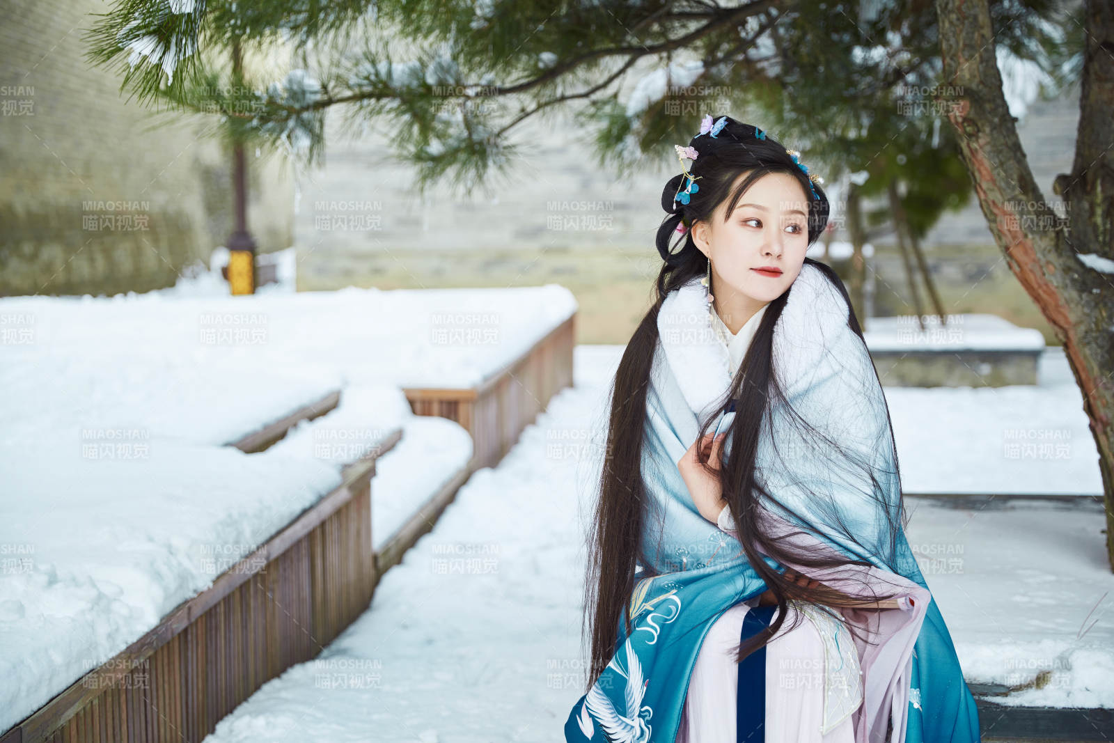 身穿古裝漢服的東方女子