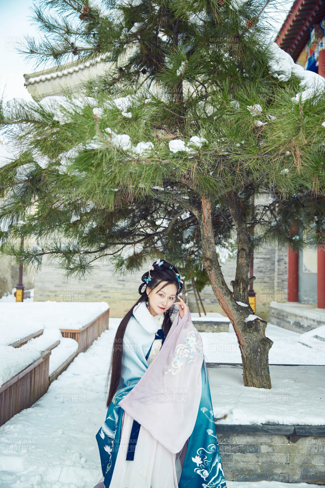 身穿古裝漢服的東方女子