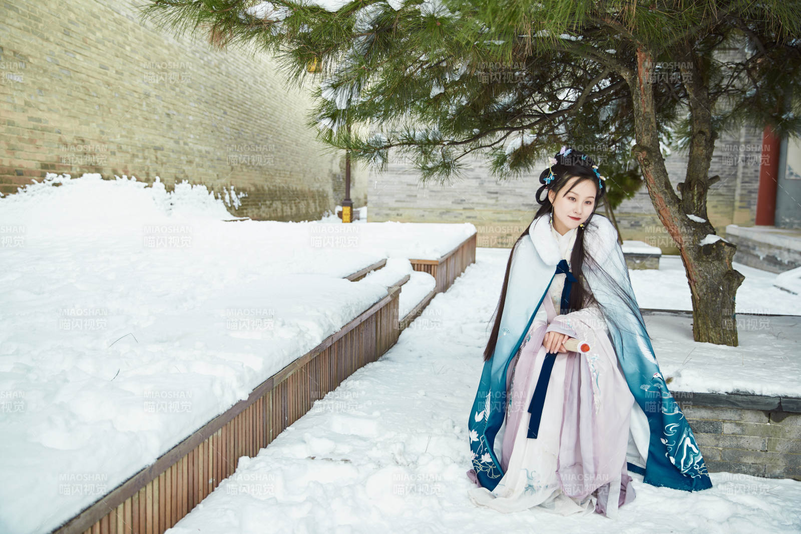 身穿古裝漢服的東方女子