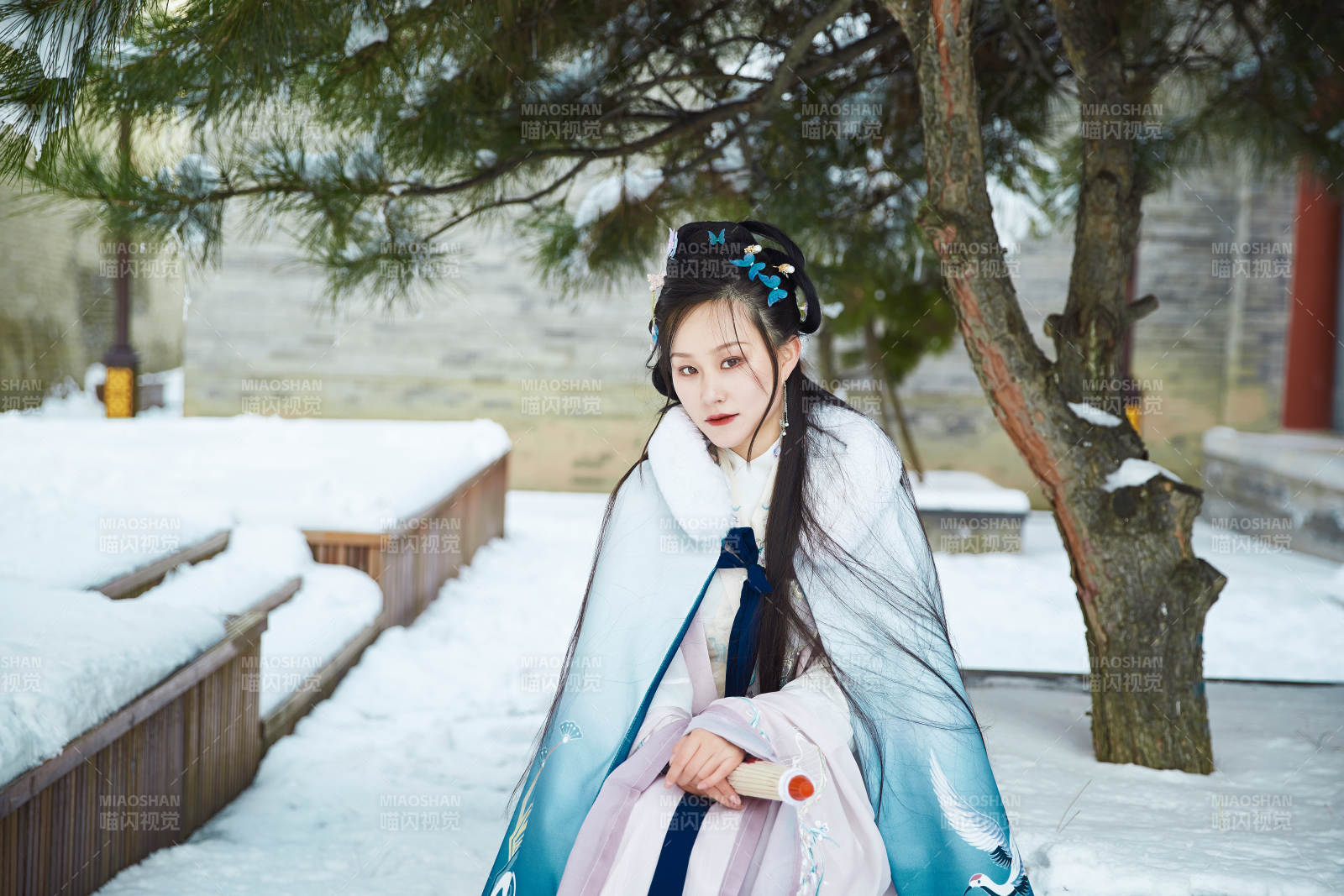 身穿古裝漢服的東方女子